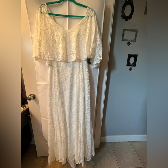 BNWT torrid size 10 ivory lace overlay gown. - Picture 1 of 3